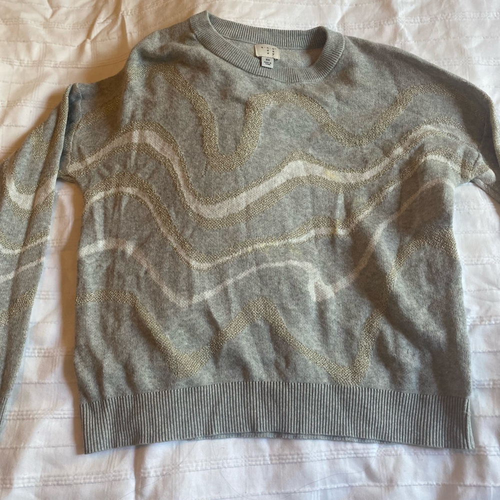 Woman’s sweater (bundle only )